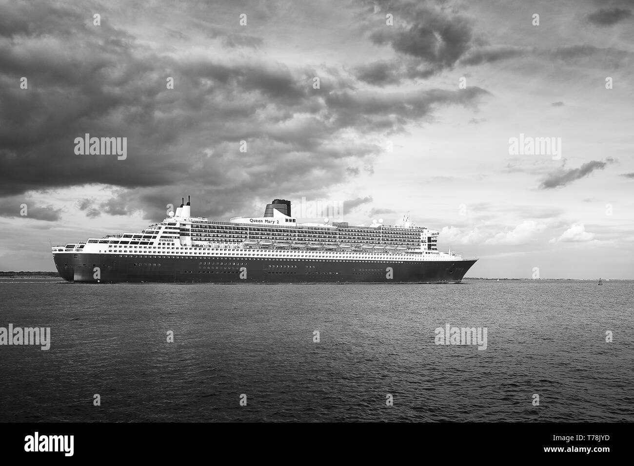 Moody photo noir et blanc du Cunard Line Transatlantic Ocean Liner, RMS QUEEN MARY 2, en route du port de Southampton, à destination de New York Banque D'Images
