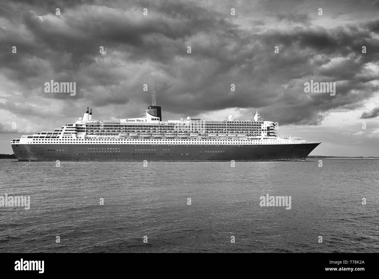 Moody photo en noir et blanc du Cunard Line Transatlantic Ocean Liner, RMS QUEEN MARY 2, en route du port de Southampton vers New York Banque D'Images