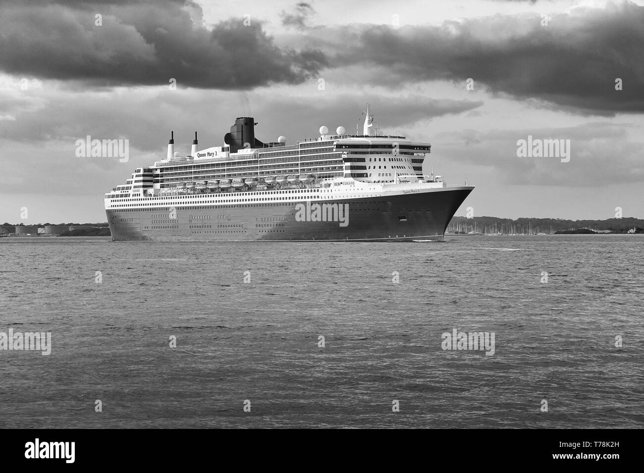Moody photo noir et blanc de la Cunard Line, Transatlantic Ocean Liner, RMS QUEEN MARY 2, sortie de Southampton, à destination de New York, États-Unis Banque D'Images