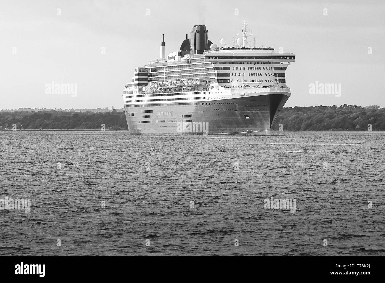 Photo en noir et blanc The Cunard Line, Transatlantic Ocean Liner, RMS QUEEN MARY 2, sortant de Southampton Water, à destination de New York, USA Banque D'Images