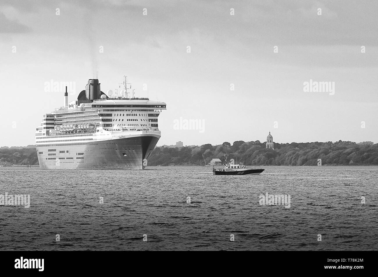 Photo en noir et blanc du navire amiral de la Cunard Line, RMS QUEEN MARY 2, sortant de Southampton Water, à destination de New York, le 28 avril 2019. Banque D'Images
