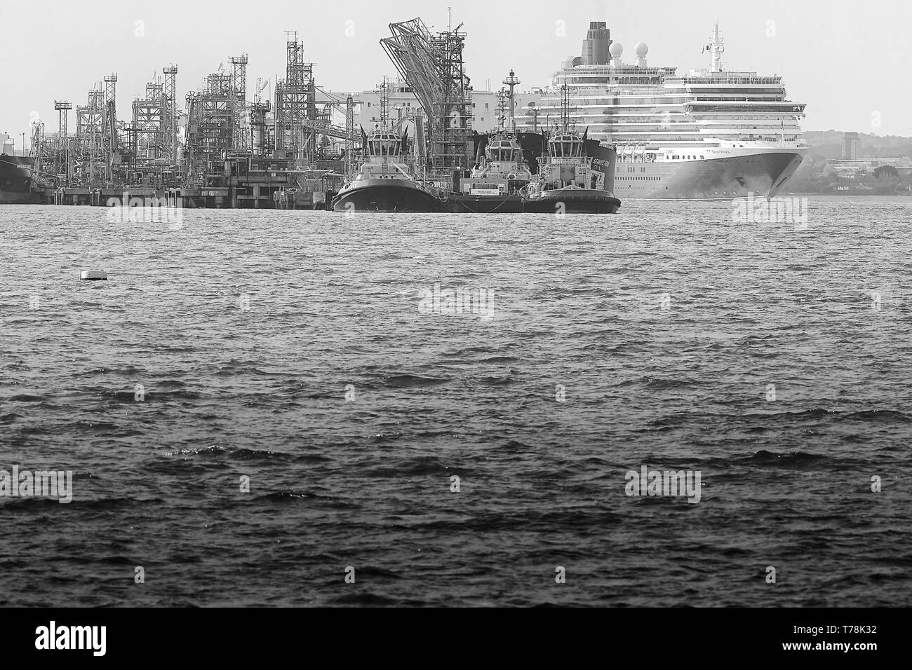 La Cunard Line, un paquebot de croisière, Mme la reine Victoria, à la vapeur au-delà de la raffinerie de pétrole de Fawley comme elle quitte Southampton, à destination de Hambourg, le 28 avril 2019. Banque D'Images