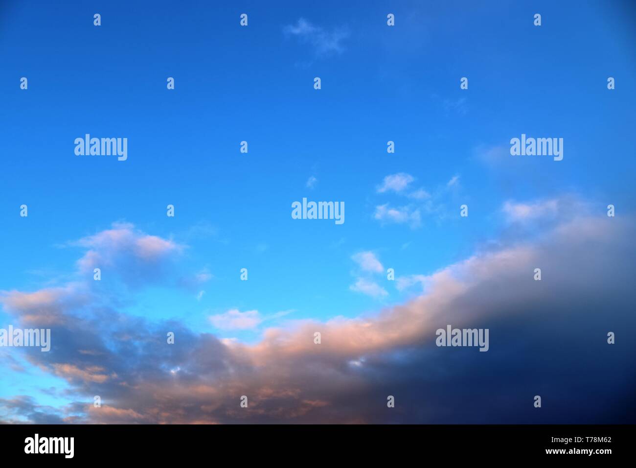 Couleur haute résolution formations de nuages et coucher de soleil dans le  ciel Photo Stock - Alamy