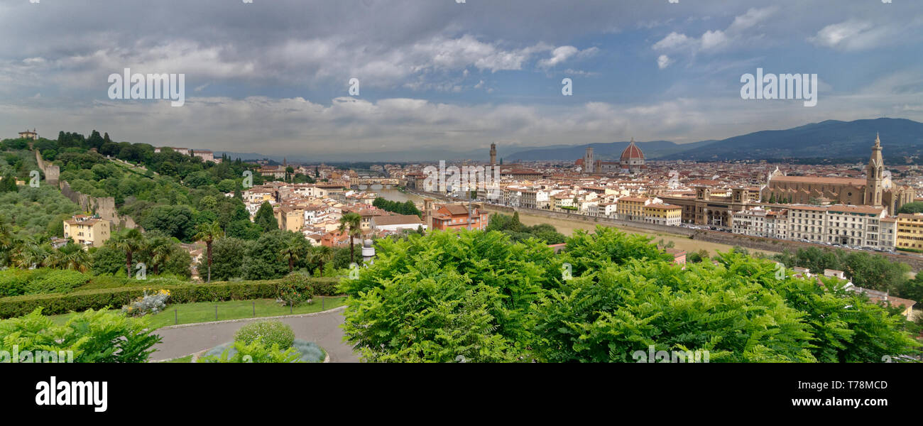 Panorama de Florence (Firenze), comme vu à partir de la Piazzale Michelangelo, vue éloignée sur le Ponte Vecchio, le Duomo, le Palazzo Vecchio et d'autres sites touristiques. Banque D'Images