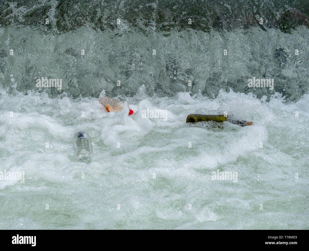 Image du plastique et les bouteilles en verre dans l'eau Banque D'Images