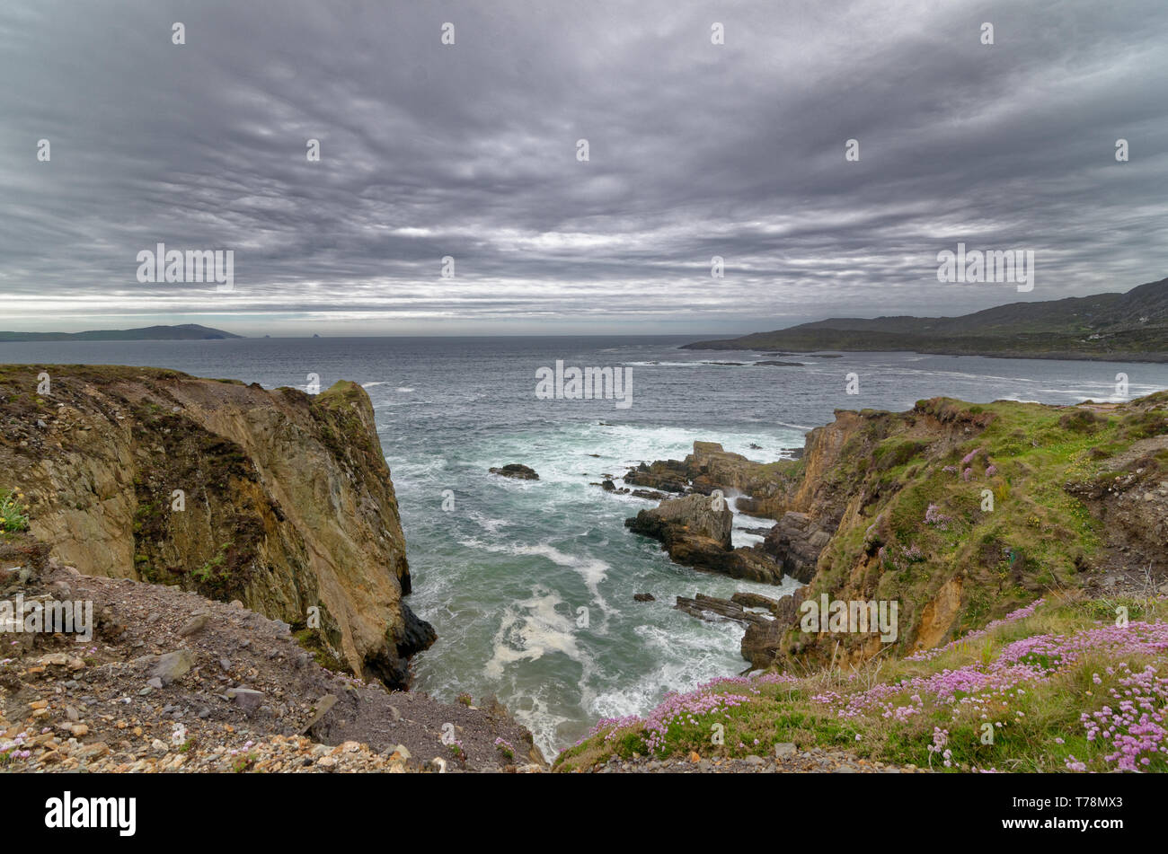 Vue d'une entrée spectaculaire sur le magnifique anneau de Beara dans le sud-ouest de l'Irlande, sous un ciel gris Banque D'Images