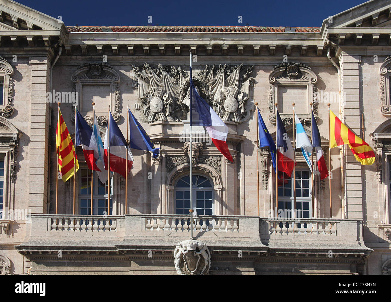 Drapeaux de l'Union européenne sur la façade de l'Hôtel de ville de Marseille, France Banque D'Images