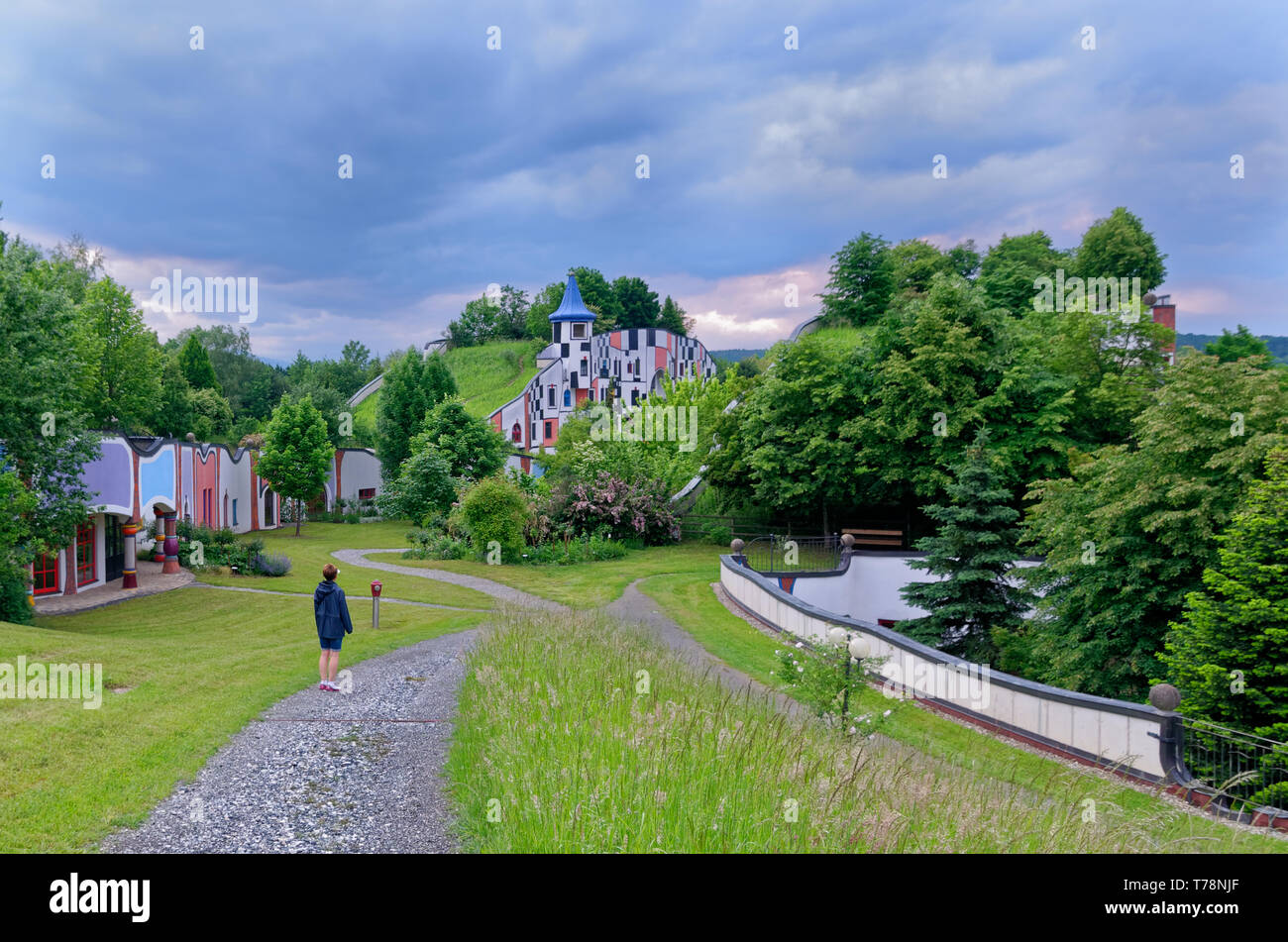 Admirant l'artistique, l'architecture fantaisiste à rogner Bad Blumau, Autriche, un resort ou hôtel spa conçu par Friedensreich Hundertwasser Banque D'Images