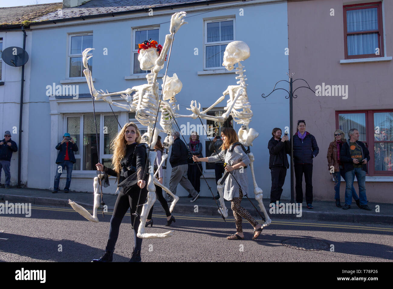 Les jeunes femmes danser comme un mannequin géant au festival de jazz de squelettes Banque D'Images