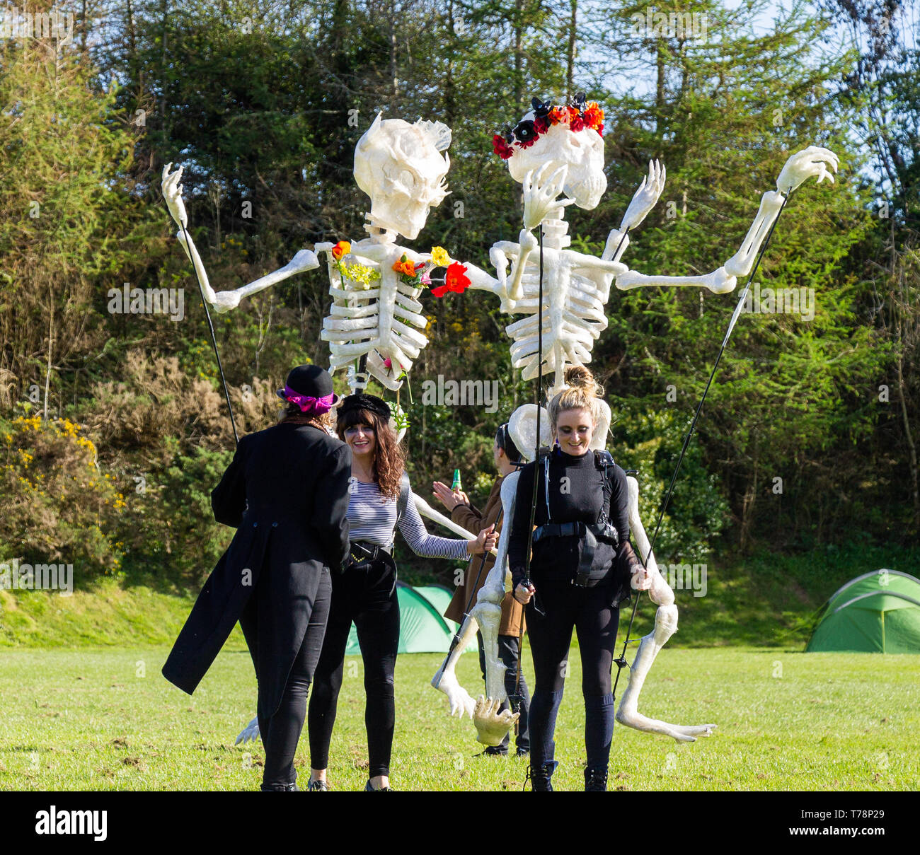 Les jeunes femmes danser comme un mannequin géant au festival de jazz de squelettes Banque D'Images