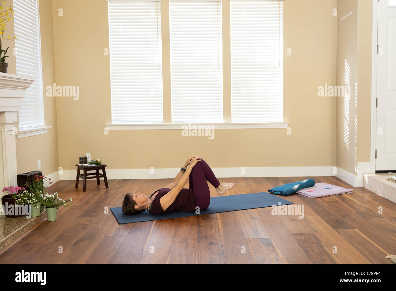 Yoga à genoux haut de la poitrine Banque D'Images