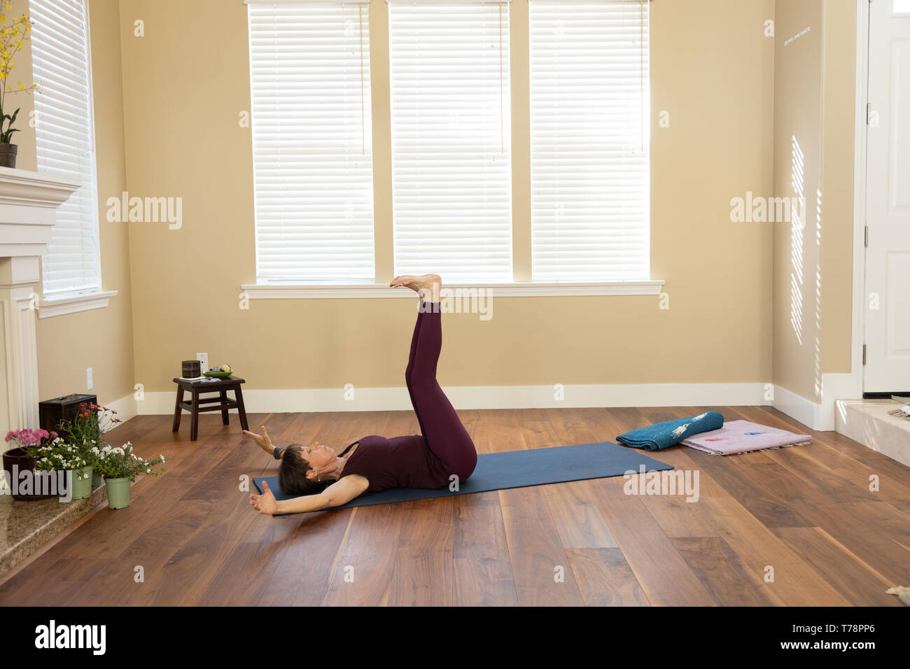 Yoga étirement des ischio-jambiers en position couchée Banque D'Images