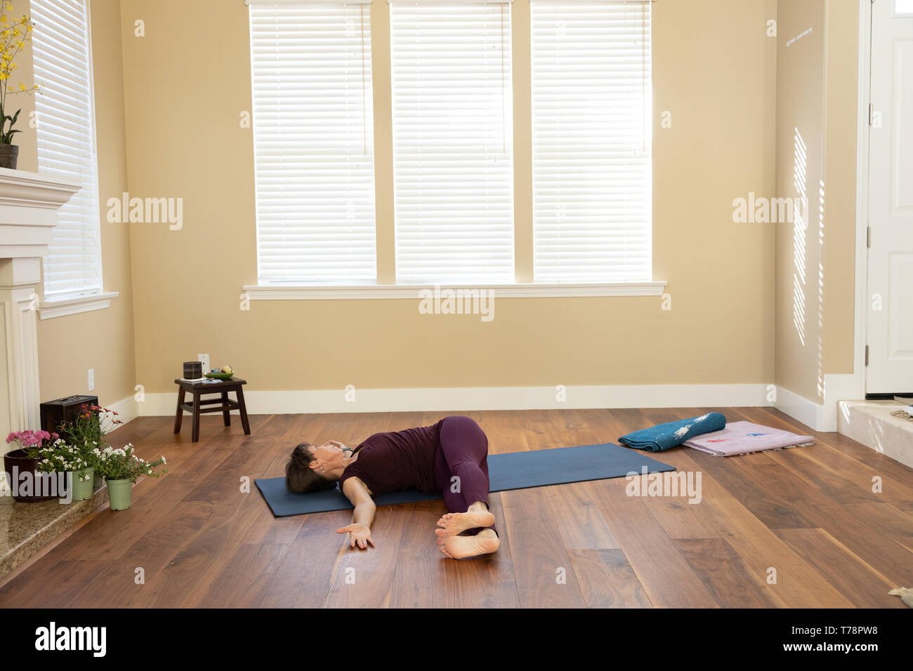 Yoga Jathara Parvrtti les jambes droites Banque D'Images