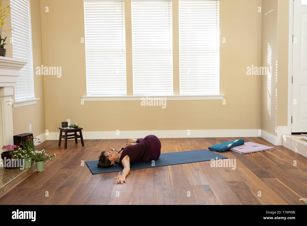 Yoga pose Jathara Parvrtti les jambes droites gauche profonde Banque D'Images