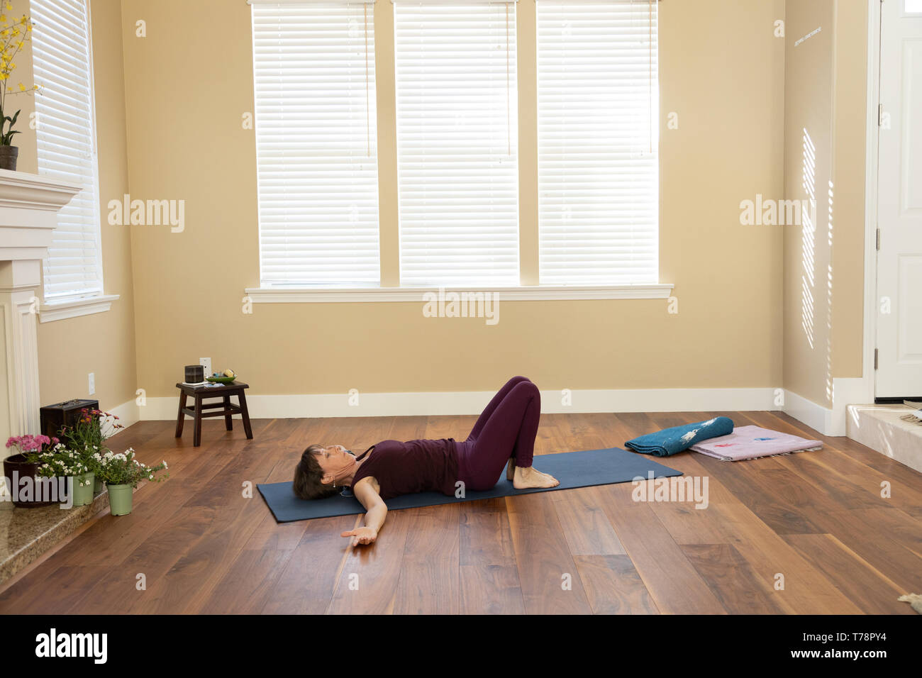 Yoga pose les genoux pliés sur marbre Banque D'Images