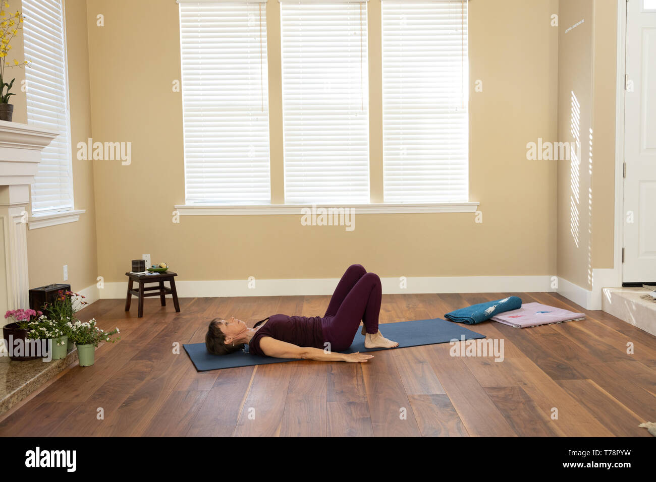 Yoga pose les genoux pliés les bras tendus sur les côtés Banque D'Images