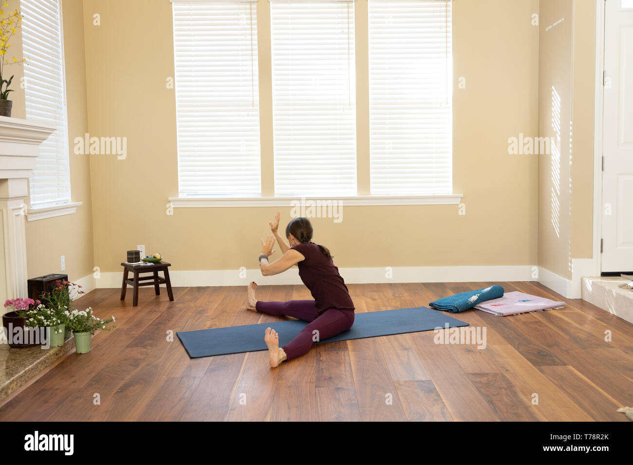 Yoga pose la transition à Upavista Konasana Banque D'Images