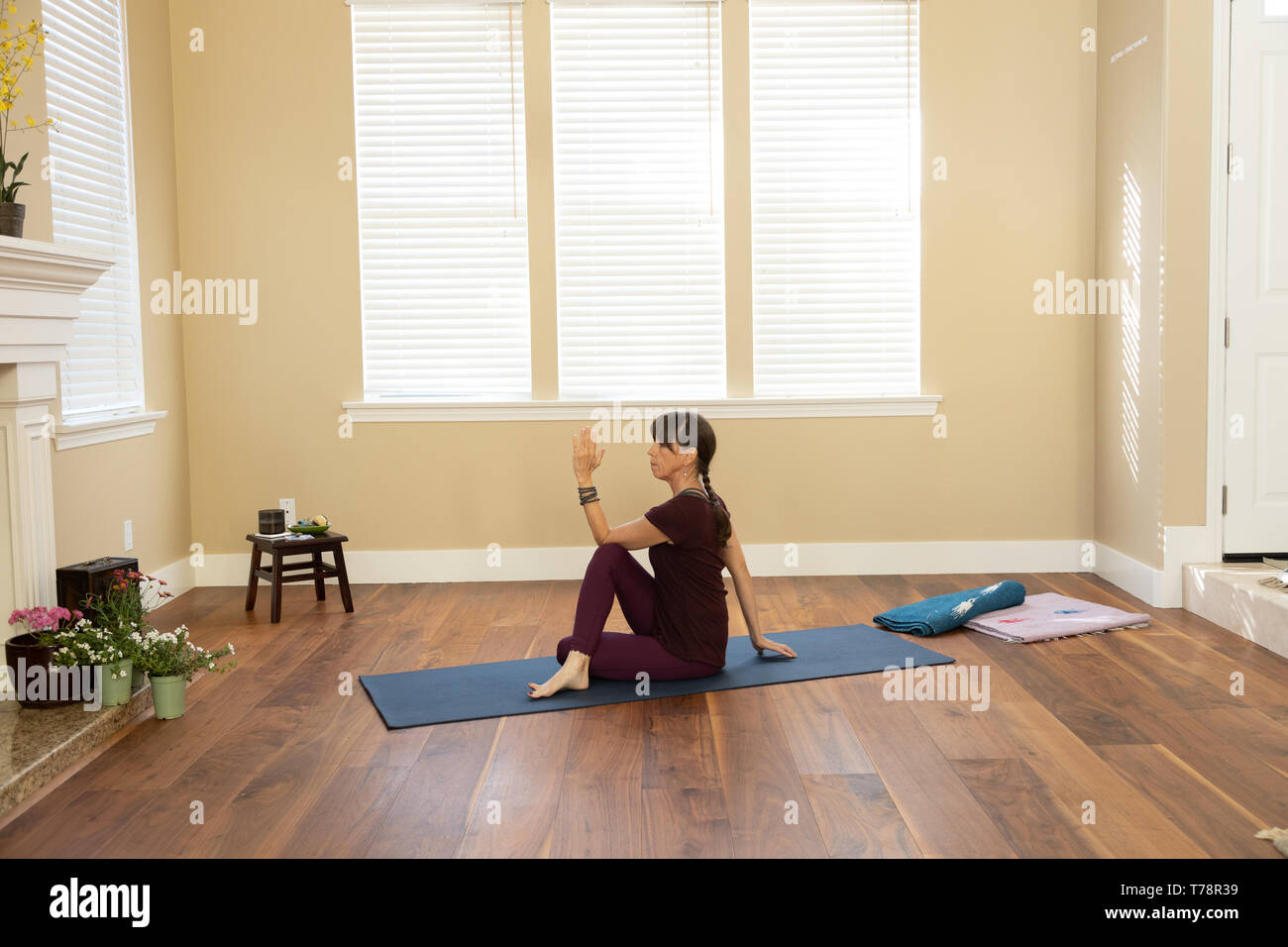 Yoga pose gauche torsion Sage Banque D'Images