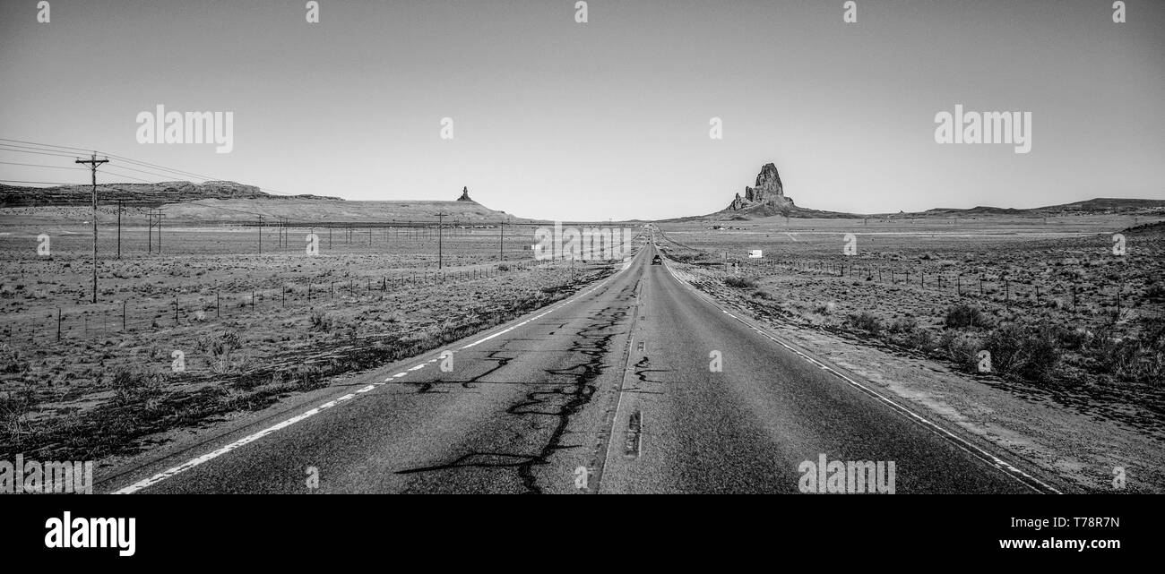 Route sans fin à Monument Valley dans l'Utah Banque D'Images