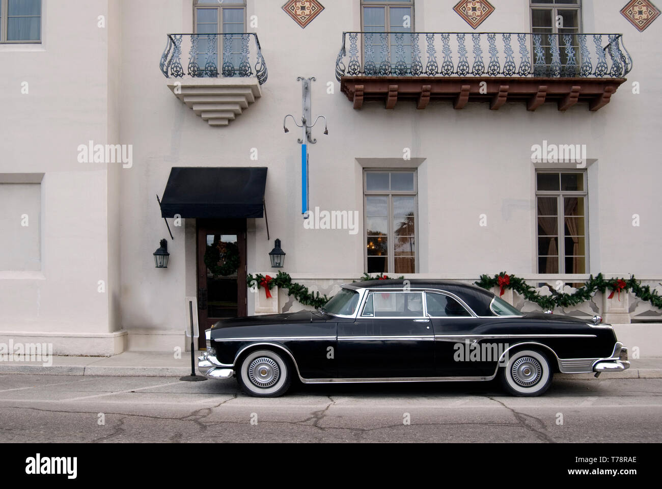 Belle voiture classique antique noire devant le bâtiment de style espagnol Fancy Banque D'Images