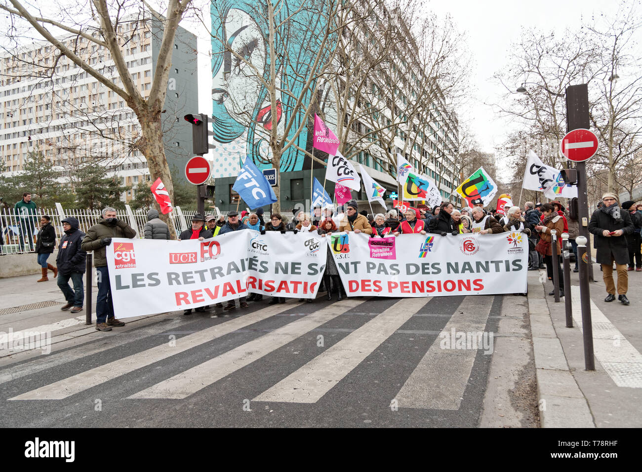 Des milliers de retraités ont démontré à partir de la Place d'Italie et vers le ministère des Finances. Credit : Vronique Phitoussi/Alamy Stock Photo Banque D'Images