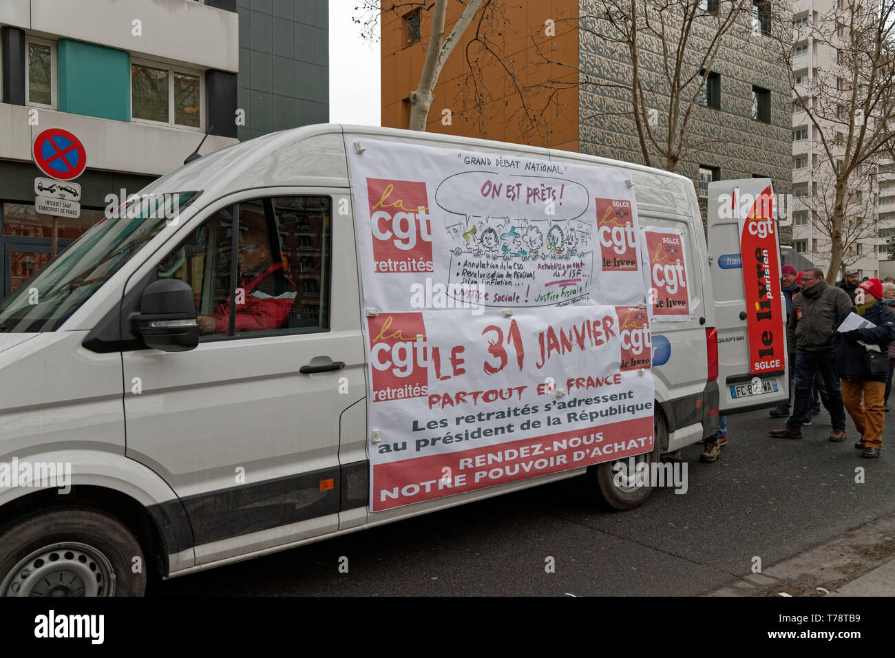 Des milliers de retraités ont démontré à partir de la Place d'Italie et vers le ministère des Finances. Credit : Vronique Phitoussi/Alamy Stock Photo Banque D'Images