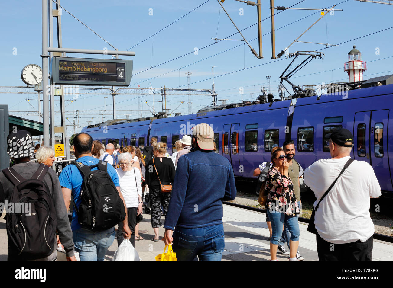 Ystad, en Suède - 26 juin 2018 : personnes en attente à la gare ferroviaire d''Ystad pour le train pour Amsterdam. Banque D'Images