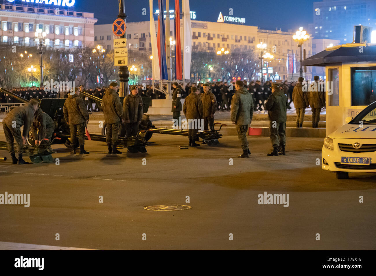 Soldiers marching en nocturne sur la Place Lénine. Banque D'Images