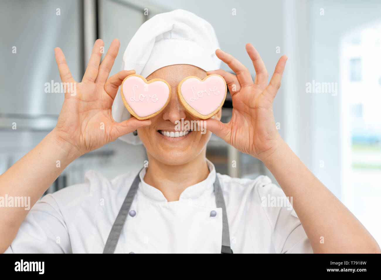 Les cookies en forme de coeur avec confiseur Banque D'Images