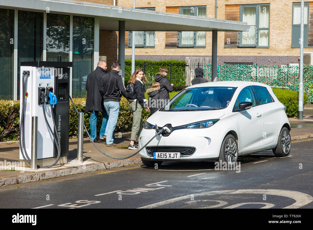 Voiture électrique branché sur Evolt point de charge à Cambridge, Angleterre, Royaume-Uni. Banque D'Images