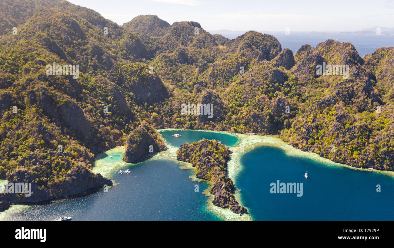 Twin Lagoon en Coron, Palawan, Philippines. Sur la montagne et la mer. Bateau solitaire Banque D'Images