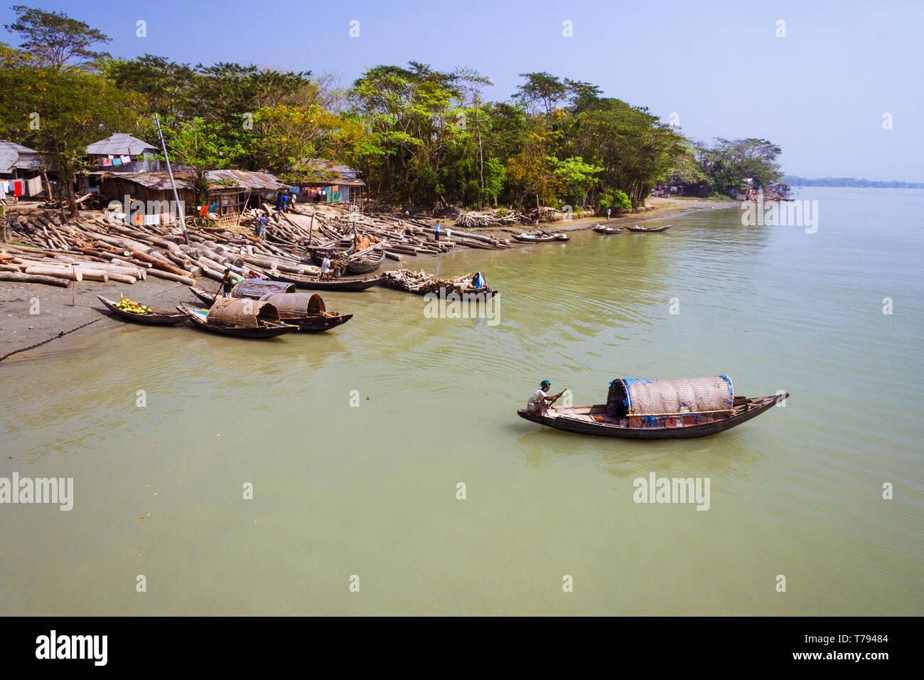 Sundarbans, division de Khulna, Bangladesh : Petits bateaux à la station de la rivière parc de séchage dans les Sundarbans, la plus grande forêt de mangroves dans le monde. Banque D'Images