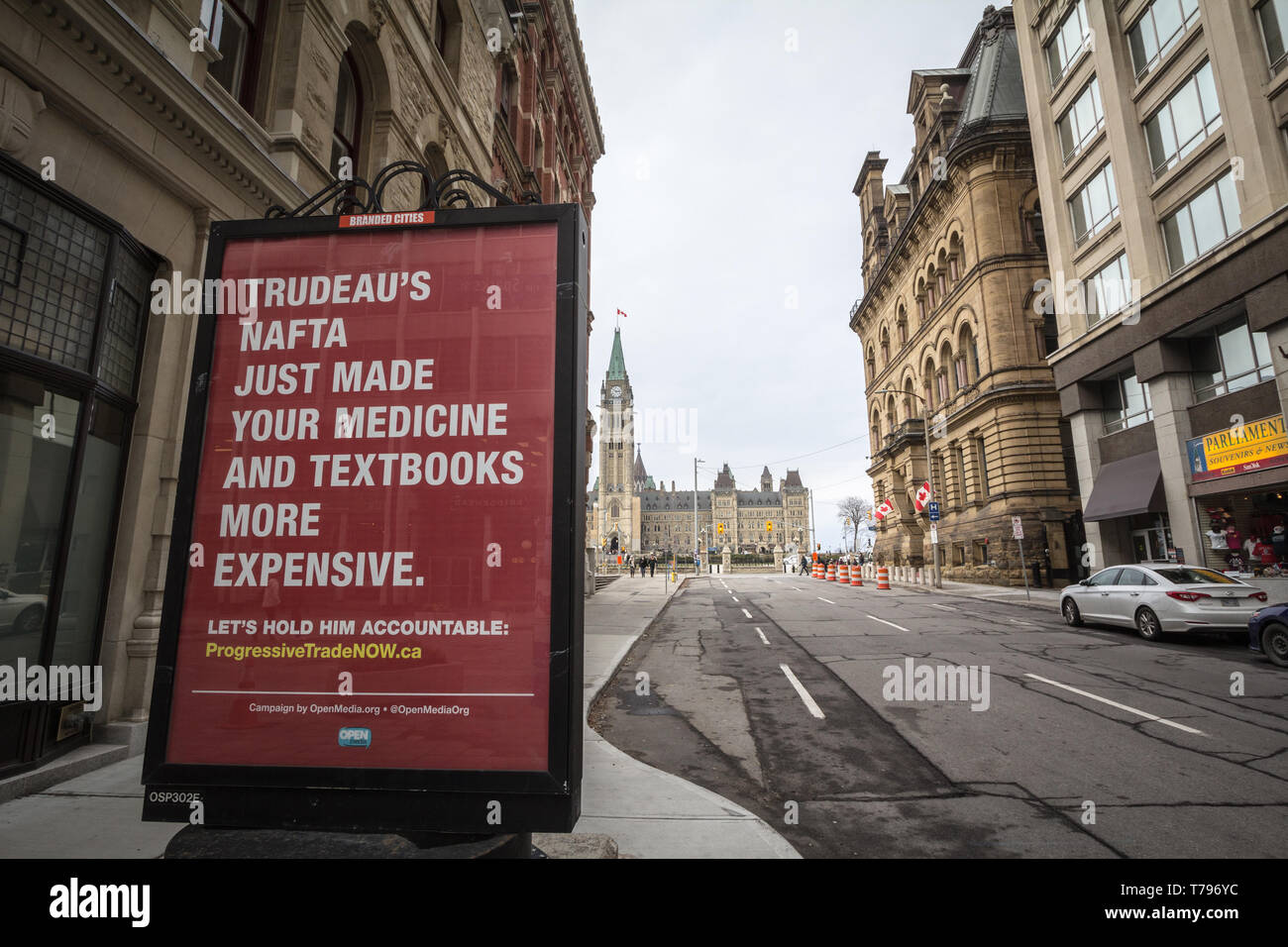 OTTAWA, CANADA - 12 NOVEMBRE 2018 : l'affiche de l'ALENA critiquant PM Justin Trudeau la politique sociale devant le Parlement canadien, réalisé par la Banque D'Images