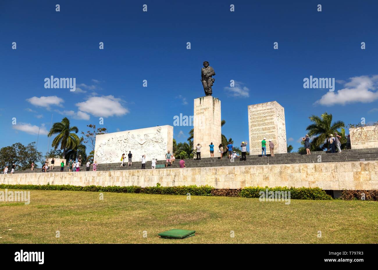 Les touristes visitant avec Memorial Sculpture géante et Mausolée de Ernesto Che Guevara, héros de la révolution cubaine de l'Argentine, à Santa Clara Banque D'Images