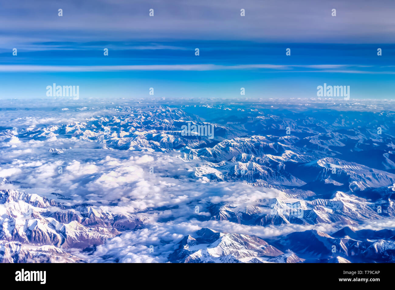 Vue aérienne de nuages de mousson sur les plages de Dhauladhar/Zanskar Himalaya moindre en Inde. Prises d'un avion, en route vers Leh, sur un début de juillet matin. Banque D'Images