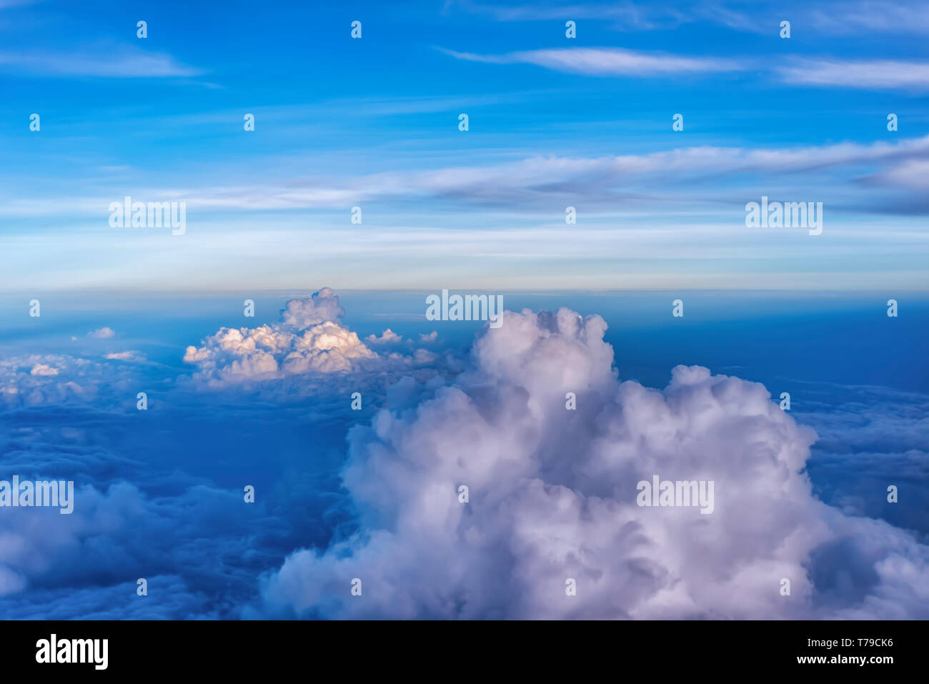 Vue aérienne de mousson billowy/nuages de tempête qui pèsent sur les plaines de l'Inde. Nuages chargés de pluie--Cumulus et Cumulonimbus sont visibles. Banque D'Images