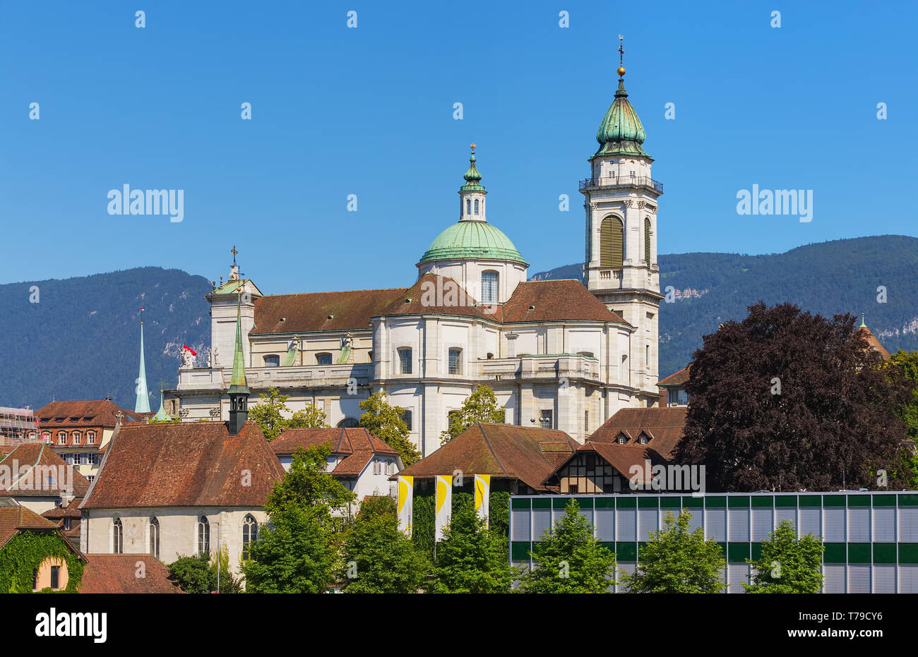 Soleure, Suisse - 10 juillet 2016 : immeubles de la partie historique de la ville de Soleure, tours de la cathédrale de Saint Ursus au-dessus d'eux, les sommets Banque D'Images