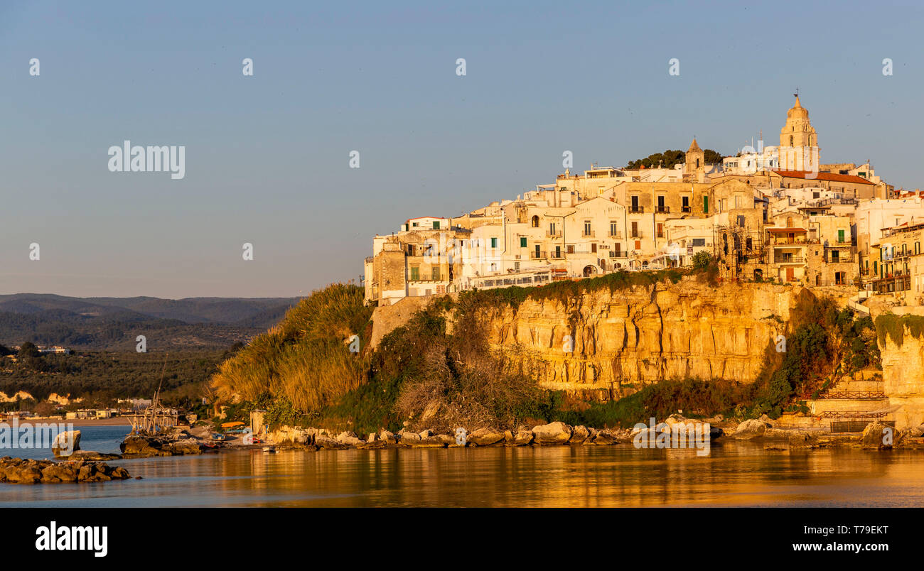 Lever du soleil sur Vieste, une ville et l'ancien évêché catholique dans la province de Foggia, dans la région des Pouilles dans le sud-est de l'Italie Banque D'Images