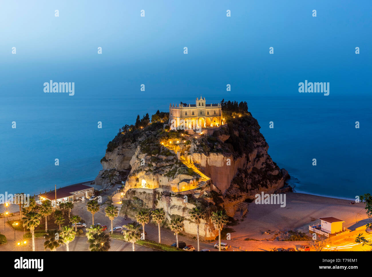 Voir la soirée de monastère de Santa Maria dell'Isola dans la ville de Tropea, Calabre, Italie Banque D'Images