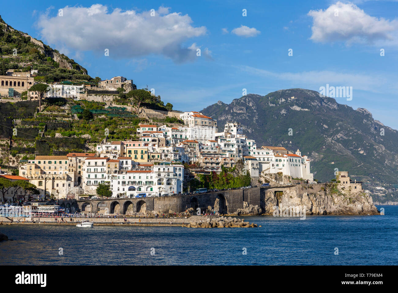 Vue de la ville d'Amalfi et la Tour Sarrazine, Campanie, Italie Banque D'Images
