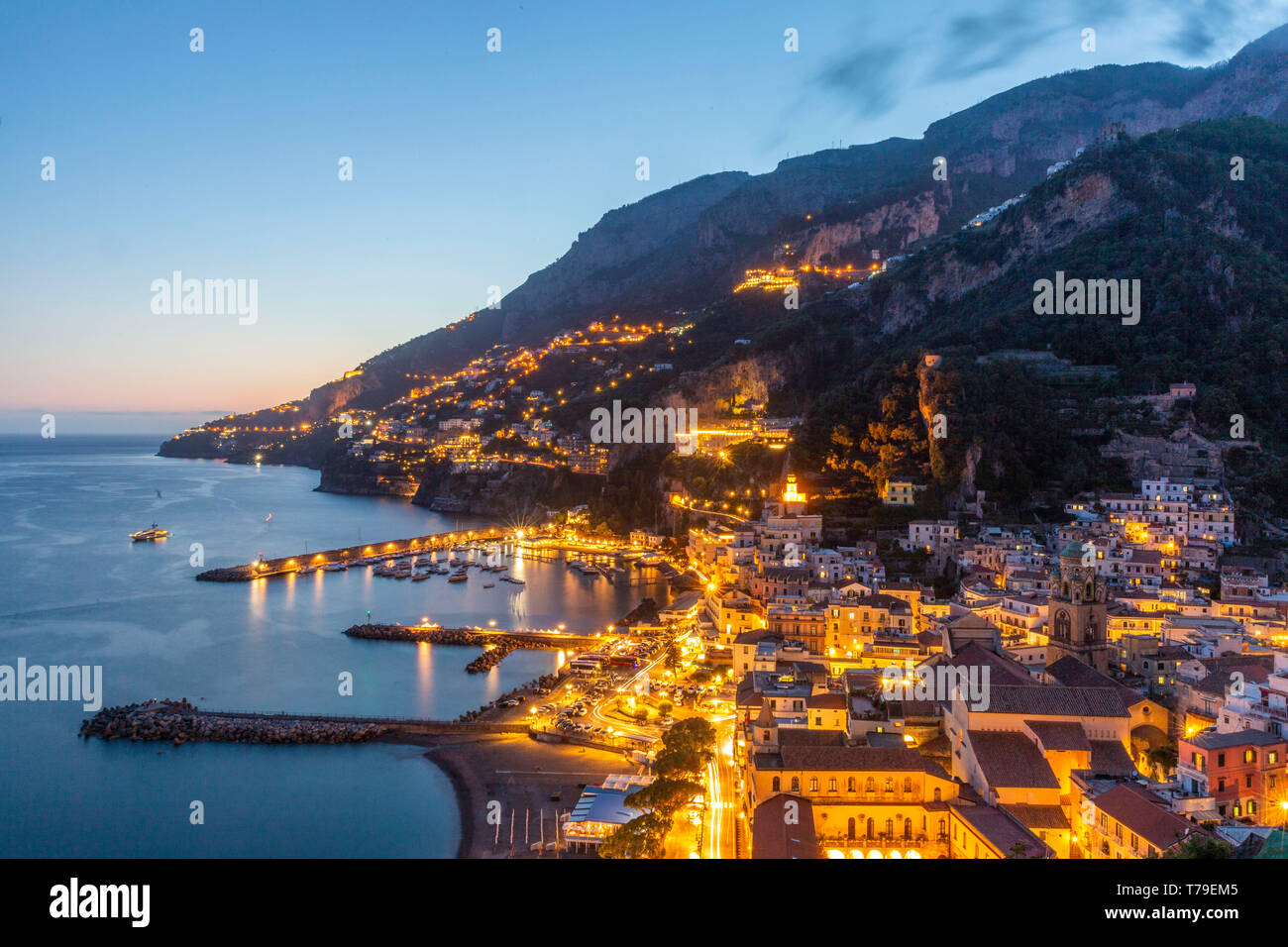 Vue d'Amalfi ville en soirée, Campanie, Italie Banque D'Images