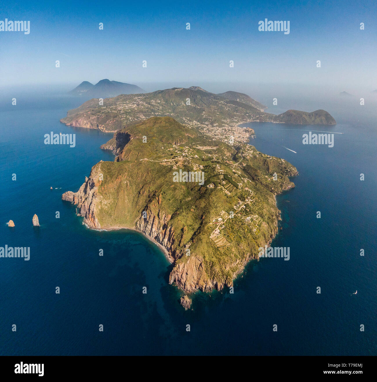 Vue aérienne de Lipari, la plus grande des îles éoliennes dans la mer Tyrrhénienne au large de la côte nord de la Sicile, le sud de l'Italie Banque D'Images