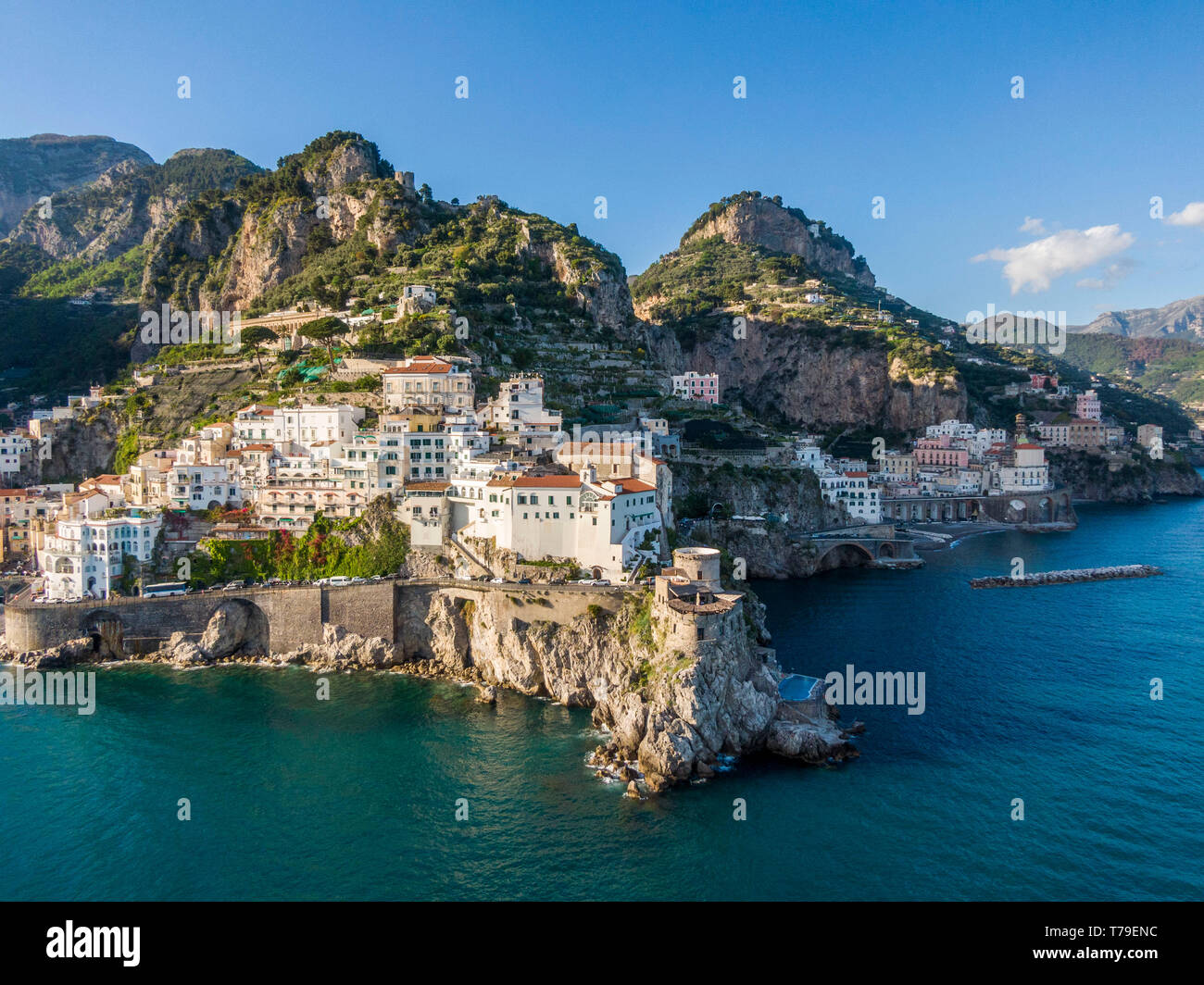 Vue aérienne de la ville d'Amalfi et la Tour Sarrazine, Campanie, Italie Banque D'Images