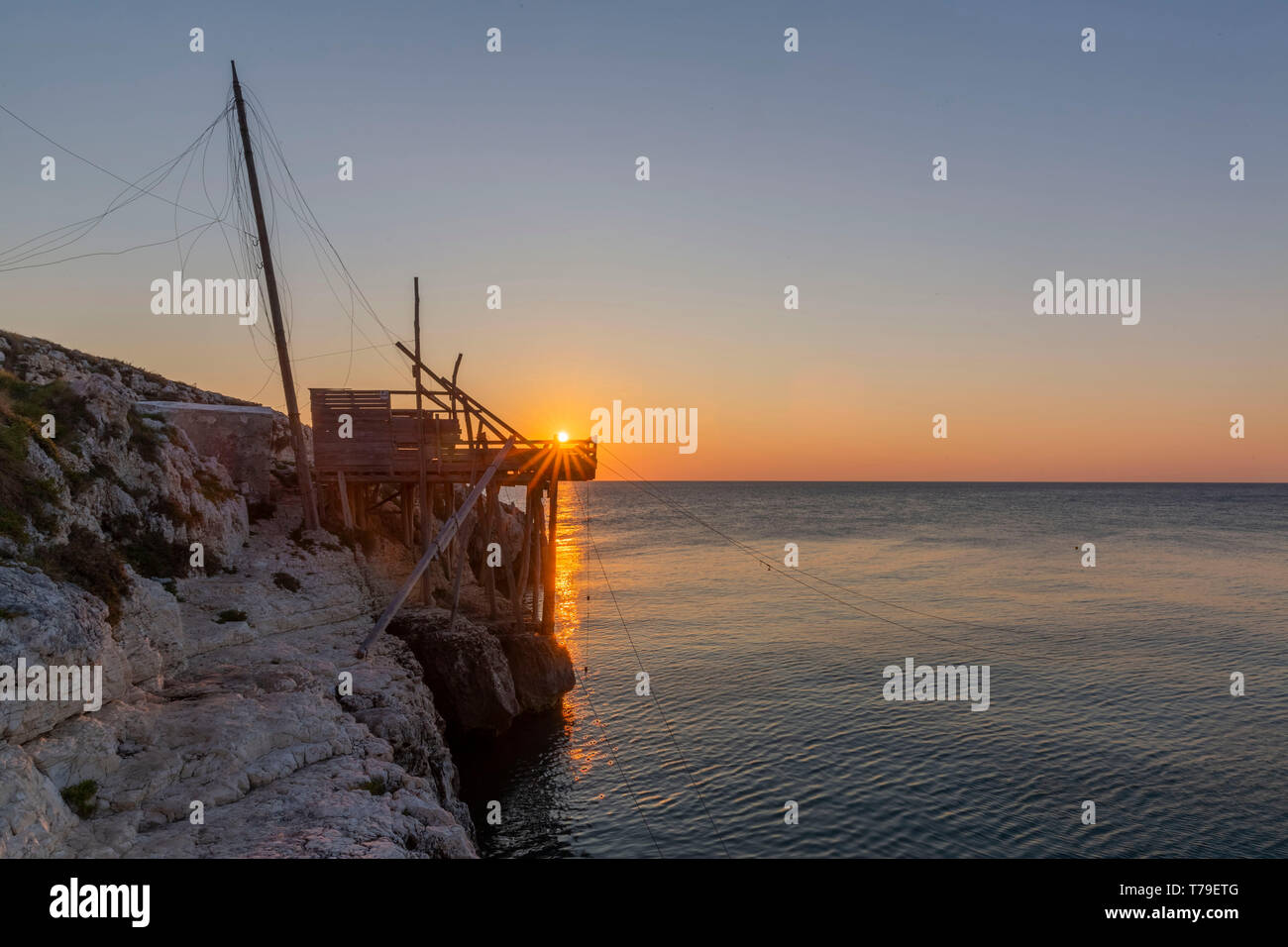 Lever du soleil sur Trabucco à Vieste, une ancienne maison de pêcheurs typiques de la côte des Abruzzes Région et dans la côte du Parc National du Gargano, Italie Banque D'Images