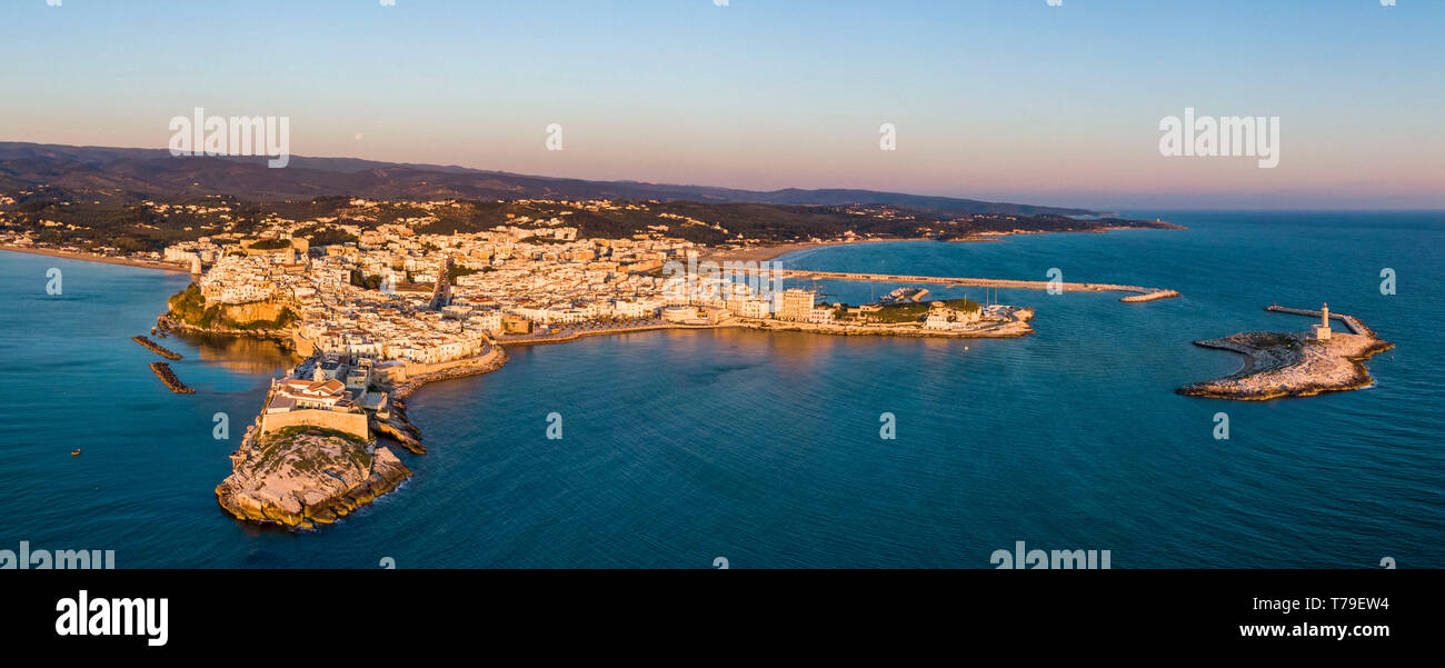 Lever du soleil sur l'antenne de Vieste ville et église de San Francesco dans la région des Pouilles dans le sud-est de l'Italie Banque D'Images