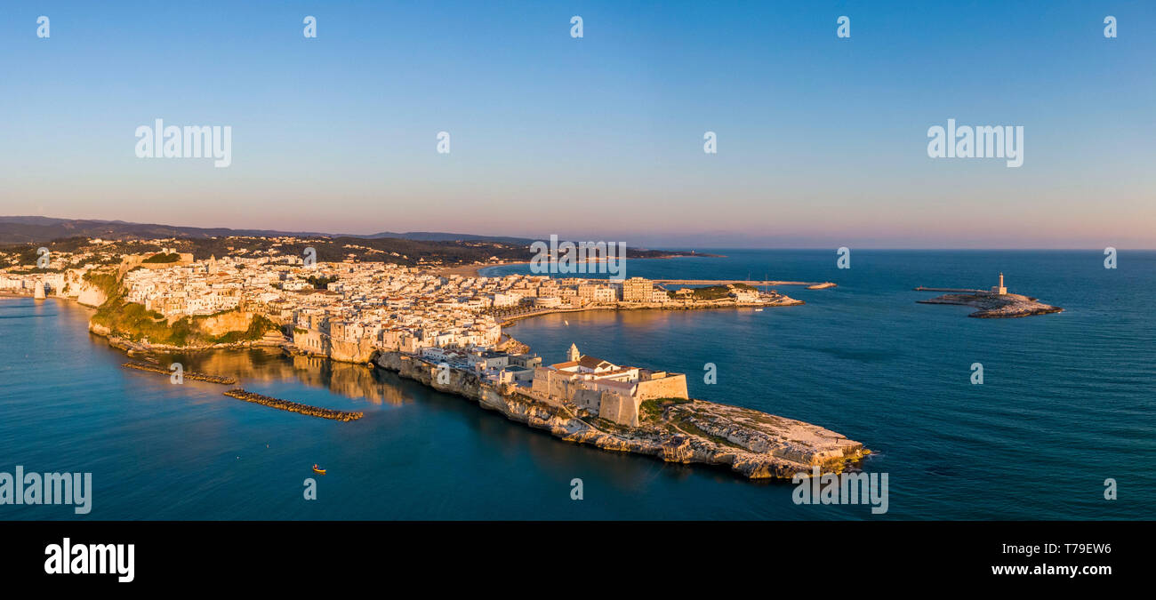 Lever du soleil sur l'antenne de Vieste ville et église de San Francesco dans la région des Pouilles dans le sud-est de l'Italie Banque D'Images