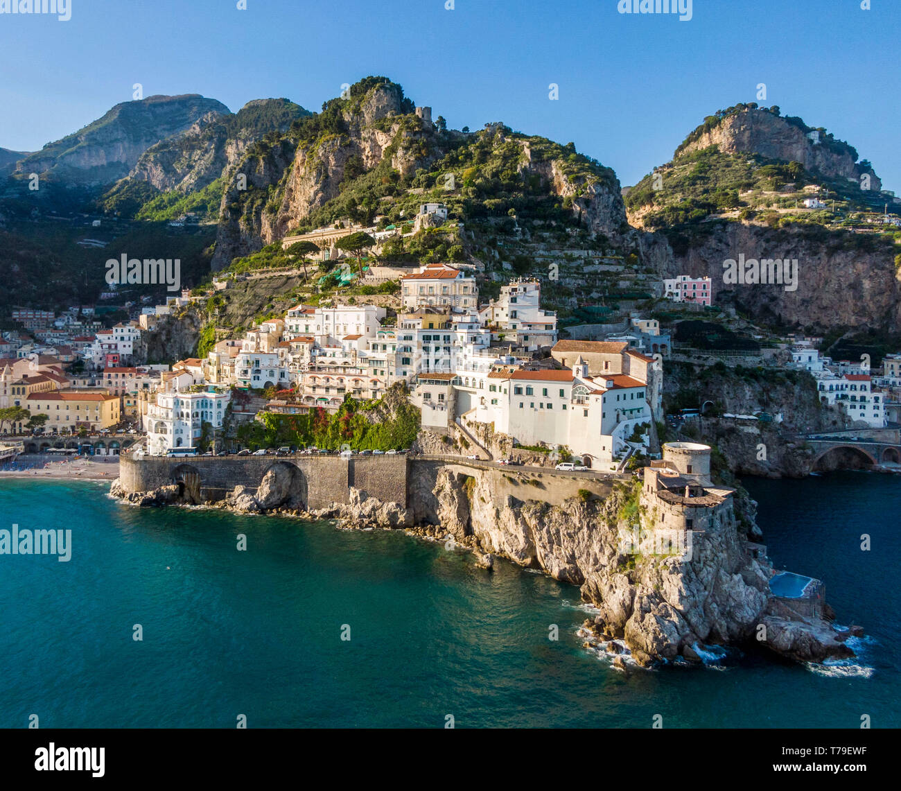 Vue aérienne de la ville d'Amalfi et la Tour Sarrazine, Campanie, Italie Banque D'Images