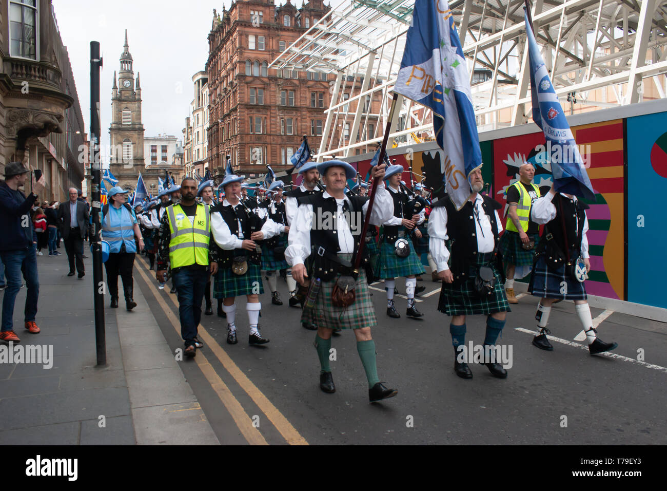 Une formation d'un kilt écossais plomb porteurs sautoir manifestation indépendantiste sur George Square le 4 mai 2019. Banque D'Images