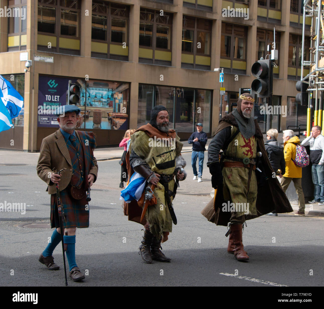 Une paire de chevaliers écossais à pied parmi les manifestants au pro-indépendance écossaise mars organisée par l'ensemble sous une même bannière (AUOB). Banque D'Images