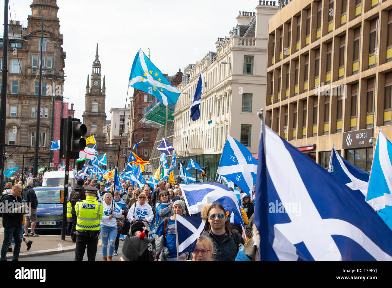 Le tout sous une même bannière (AUOB) mars continue son chemin à travers la place George Square, Glasgow. Beaucoup de sautoires et pro-UE Sautoires voler haut. Banque D'Images